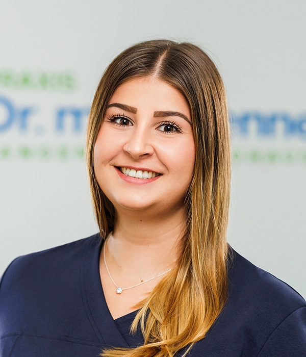 Frau May, Medizinische Fachangestellte im Team der Facharztpraxis Dr. med. Hennen in Langenfeld.