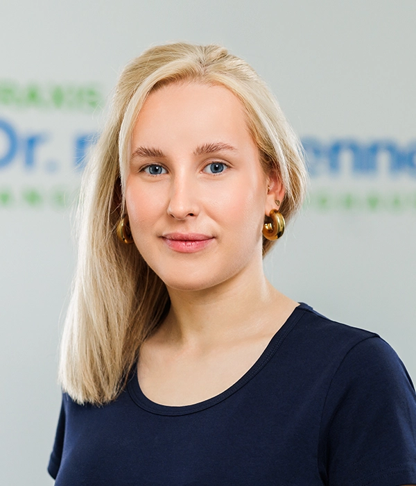 Frau Wenicker, Medizinische Fachangestellte im Team der Hausarztpraxis Dr. med. Hennen in Langenfeld.