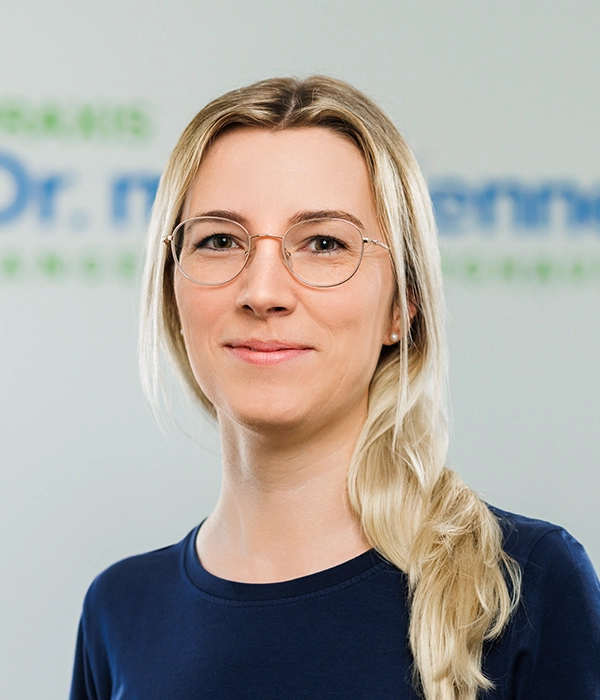 Frau Zahn, Medizinische Fachangestellte im Team der Hausarztpraxis Dr. med. Hennen in Langenfeld.