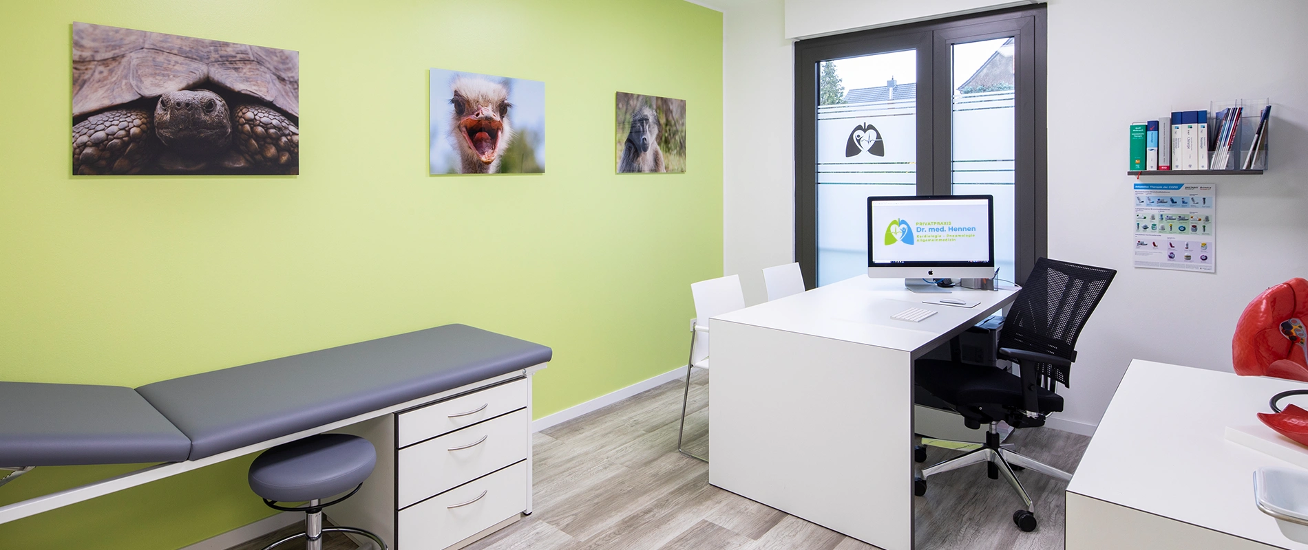 Freundlich gestaltetes Behandlungszimmer und Sprechzimmer der Hausarztpraxis in Langenfeld.