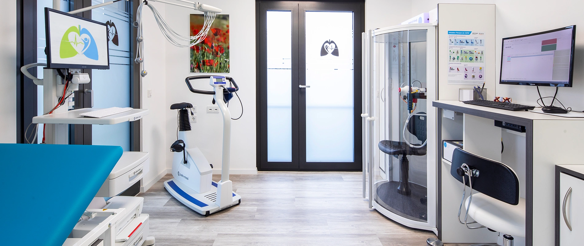 Funktionsraum für Belastungs-EKG und Lungenfunktionstest (Bodyplethysmographie) in der Praxis Dr. Hennen Langenfeld.