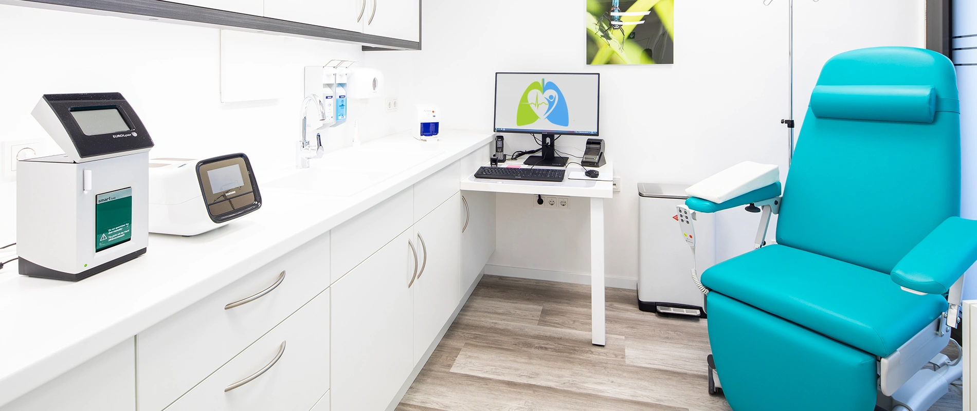 Praxislabor und ergonomischer Blutentnahme-Stuhl für die Vorsorgediagnostik bei Dr. med. Hennen.